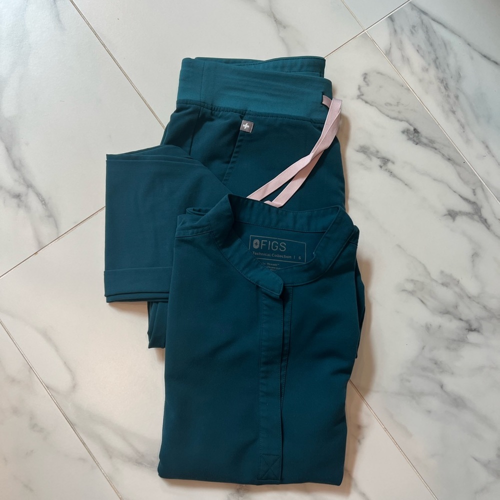 Fig green scrub small top and small tall pants.